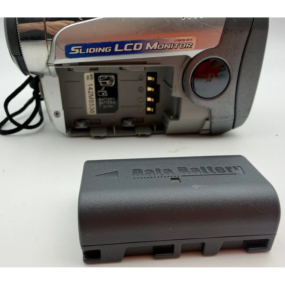 JVC GR-DA30U Digital Video‎ Camera MiniDV Camcorder 30x Optical Zoom Silver